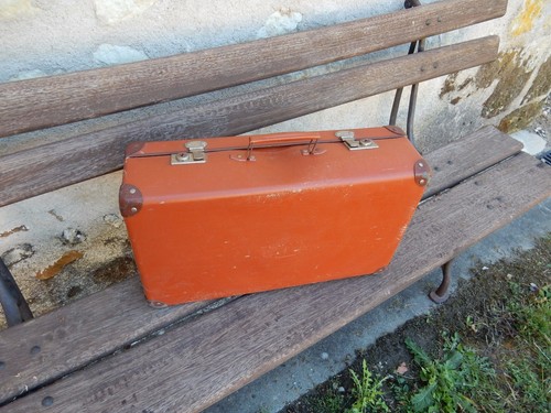 Art deco refugee - art, case