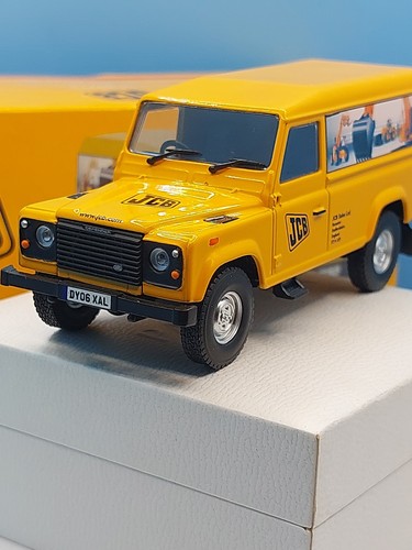 Corgi land rover defender - land,