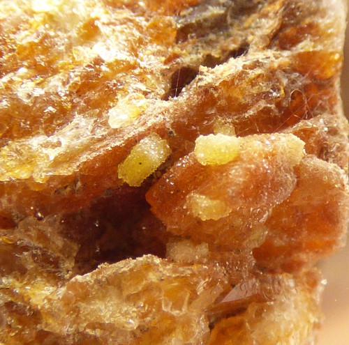 Quartz mimetite dry - on,