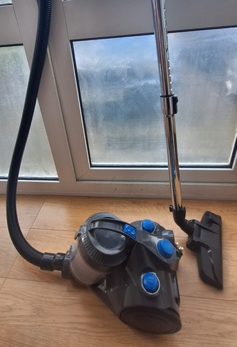 Vacuum cleaner - ,