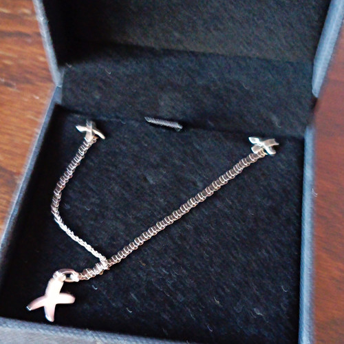 Samuel silver ribbon charm - h.,
