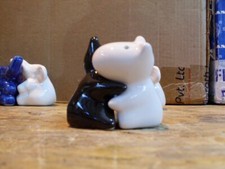 SALT AND PEPPER POTS HUGGING
