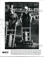 Press Photo Civilians moving