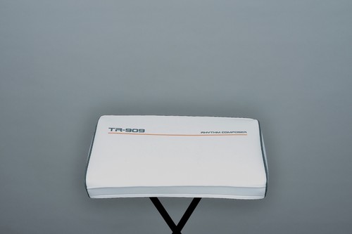 Roland 909 drum machine - tr-909,