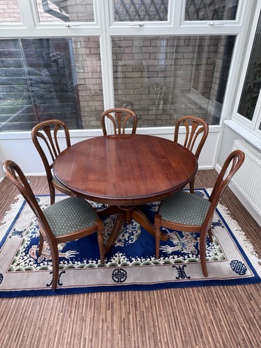 Table 5 chairs - table,