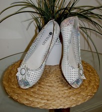 Ladies "Pavers" Open Toe Shoes. White with Patterned Heal Trim. UK6/39. Slim Fit