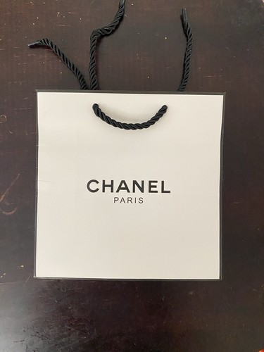 Chanel white black paper - black,