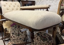 Elegant Victorian Chaise Longue With Buttoned Upholstery
