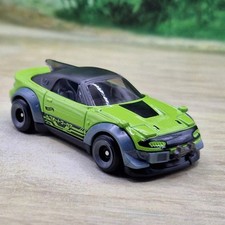 Hot Wheels Mazda MX-5 Miata Diecast Model 1/64 (70) Excellent Condition.