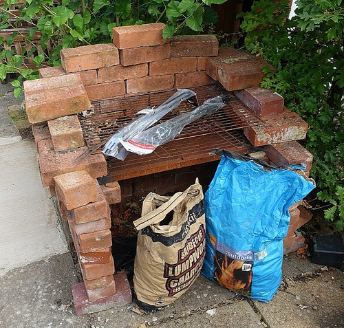 Brick dry wall bbq with - , grill