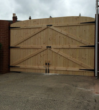WOODEN DRIVEWAY GATES! 5FT 6"