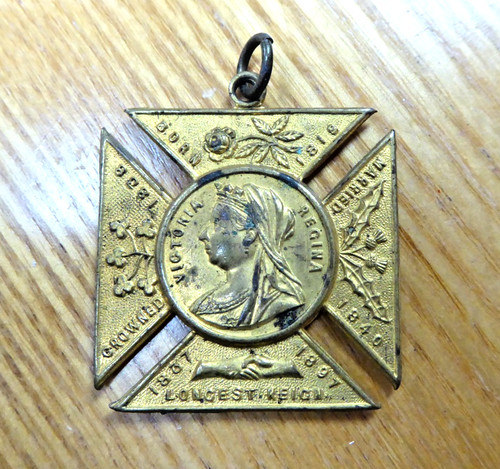 Antique queen victoria - antique, diamond