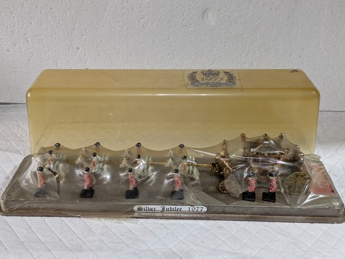 Vintage 1977 her majesty - 1977, majesty's