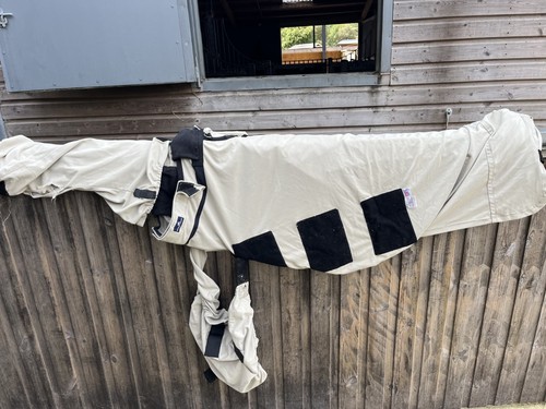 Snuggy hood cream rug - 5'3",