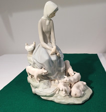 LLADRO  "GIRL with PIGLETS"