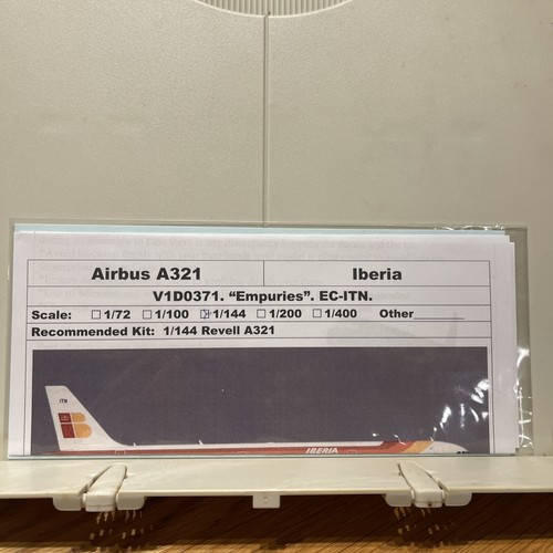 144 scale model airliner - ,