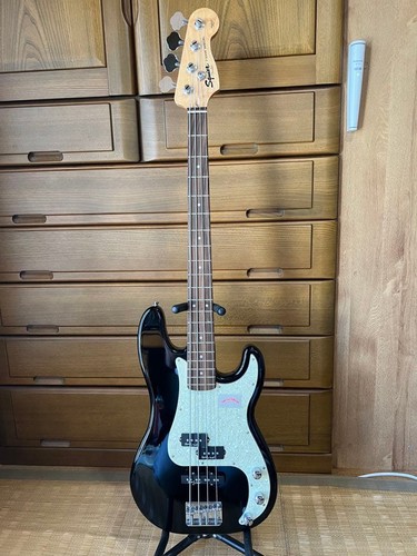 Squier fender bass - by,