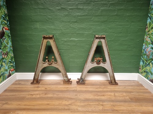 Original set cast - original, legs