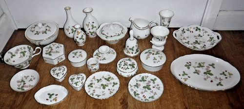 Wedgwood wild strawberry bone - strawberry,