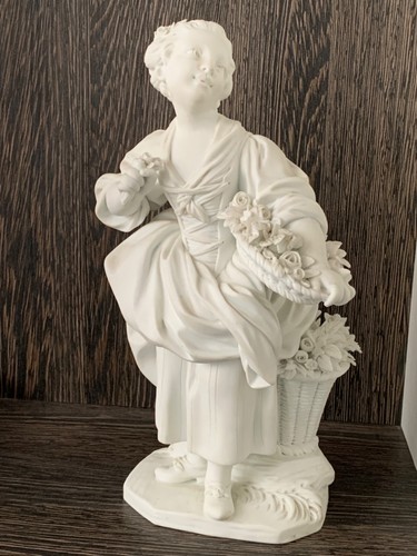 Sèvres girl with flowers - -,