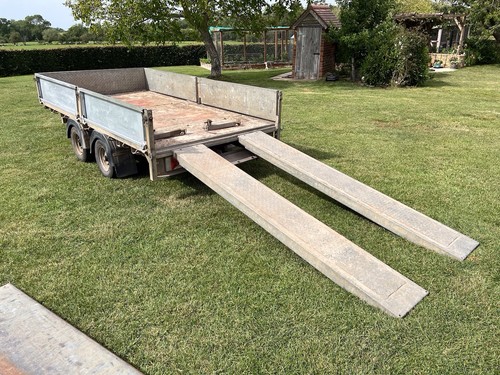 Flat bed trailer - ,