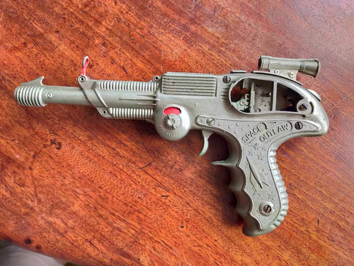 Space outlaw - cap, gun