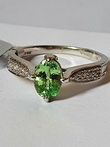 Tsavorite garnet diamond - tsavorite,