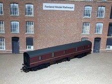 Lima L305657W BR Mk 1 GUV General Utility Van W86470 in BR Maroon OO GAUGE