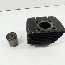 Suzuki GT 250 EZ:78 Cylinder & Piston Left Engine Cylinder Head 39400