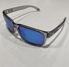 Oakley HOLBROOK  POLARIZED. Grey frame, blue lense, grey logo