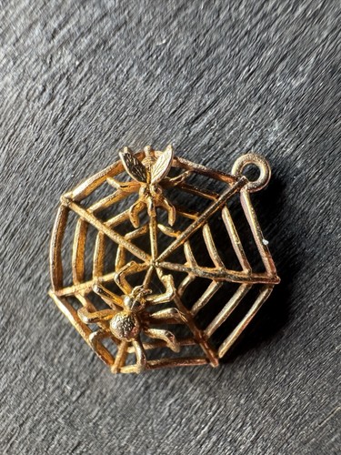 Vintage solid 9ct gold spider - solid,