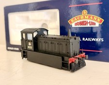 BACHMANN OO 31-341 CLASS 04 DIESEL SHUNTER 11222 BR BLACK SKIRTS & COW CATCHERS