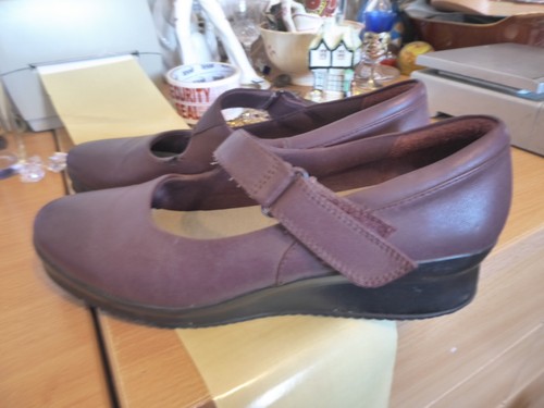 Clarks ladies burgundy shoes