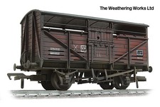Boxed Bachmann 8t BR Bauxite Cattle van / wagon **PRO WEATHERED LOOK***