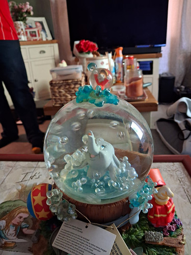 Disney dumbo snowglobe - snowglobe, with