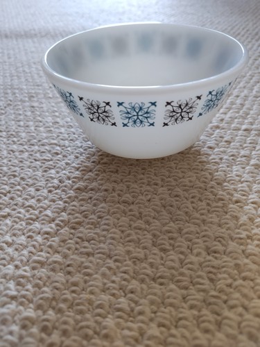Aja pyrex bowl - pyrex,