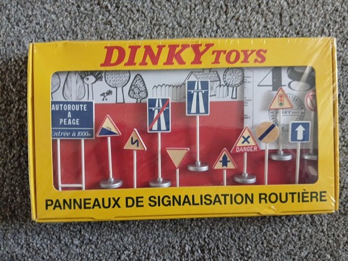 Dinky toys road signs - toys, –