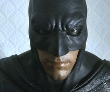 Hot Toys 1/6 Batman BvS Figure w/ Extra Hands, Faceplates & Weapons  Affleck MMS