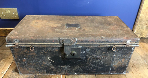 Vintage metal trunk - , storage