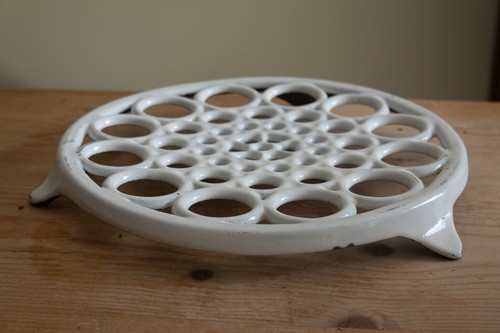 Trivet vintage white enamelled - white,