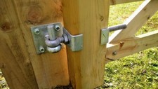 Adjustable wooden gate bottom