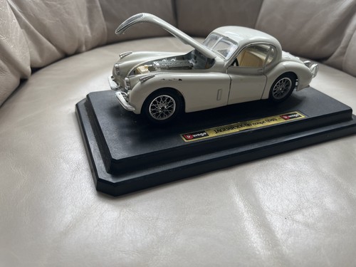Burago jaguar xk120 roadster - burago,