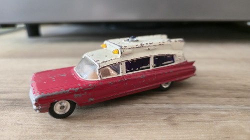 Corgi toys 437 cadillac - corgi,