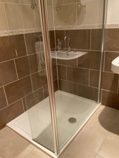 Shower screen with return for