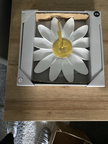 Next daisy wall - daisy, clock