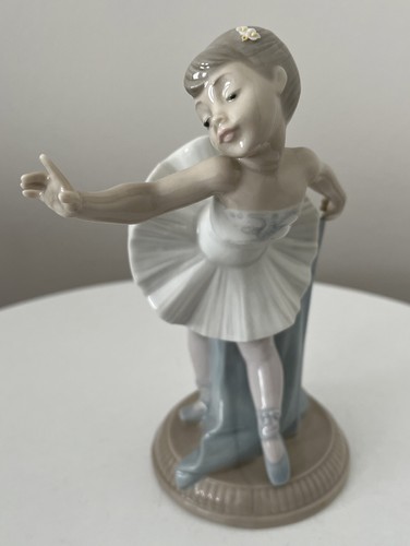 Nao lladro daisa porcelain - by,