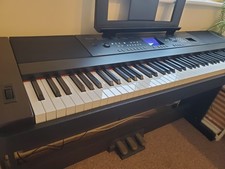 Yamaha DGX-650 in black 88