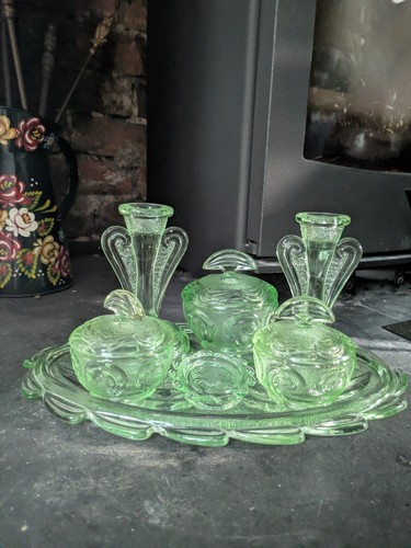 1930s art deco green glass - art,