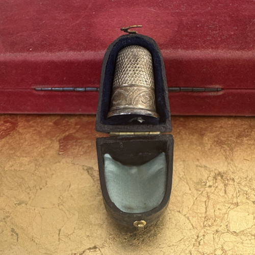 Black leather hinged thimble - black,
