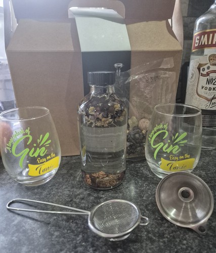 Barcraft gin making set - making,